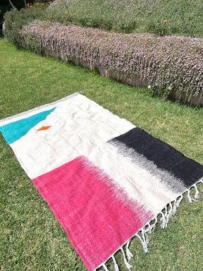 Tapis berbère Zanafi Blanc, Bleu, Rose, Noir, Orange