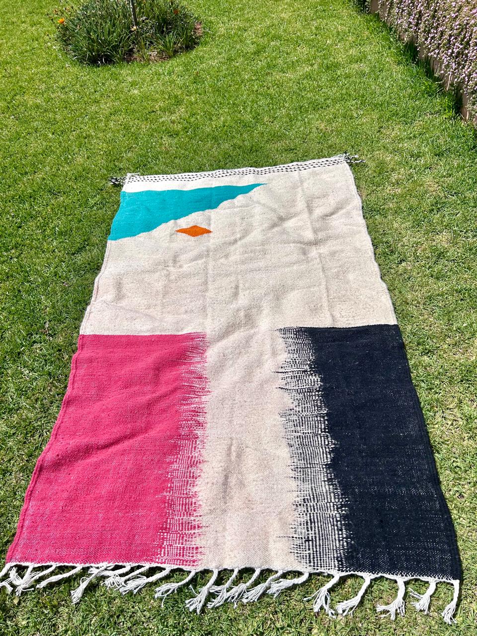 Tapis berbère Zanafi Blanc, Bleu, Rose, Noir, Orange