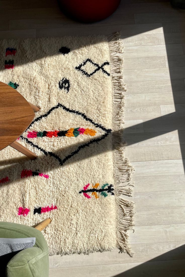 Tapis Béni Ouarain blanc avec losange noir 2,4*1,7m - Maison Caosca Tapis Béni Ouarain blanc avec losange noir 2,4*1,7m - Maison Caosca