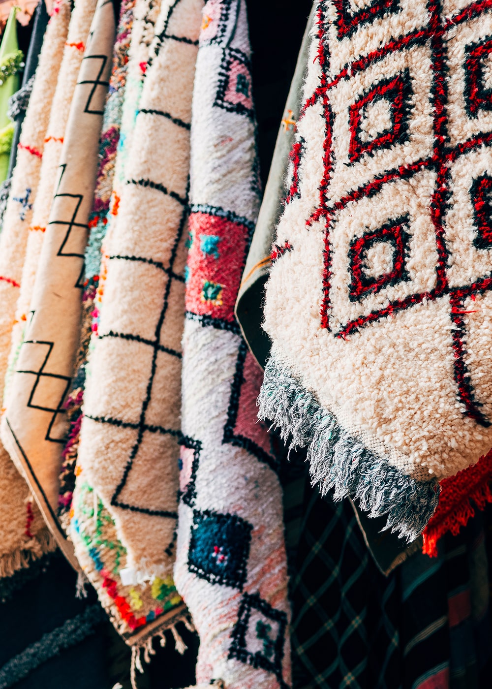 Tapis Beni Ouarain Symbole d'authenticité, 100% laine, tissé à la main.  Voyagez au cœur des montagnes de l'Atlas avec ce tapis berbèr…