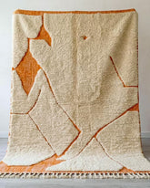 Tapis Berbère Beniourain Blanc avec base Orange - SAFIA RUGS