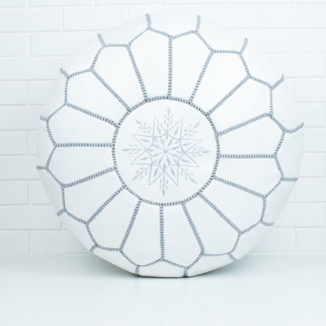 Pouf Brodé en Cuir – Blanc, fil gris - SAFIA RUGS