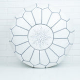 Pouf Brodé en Cuir – Blanc, fil gris - SAFIA RUGS
