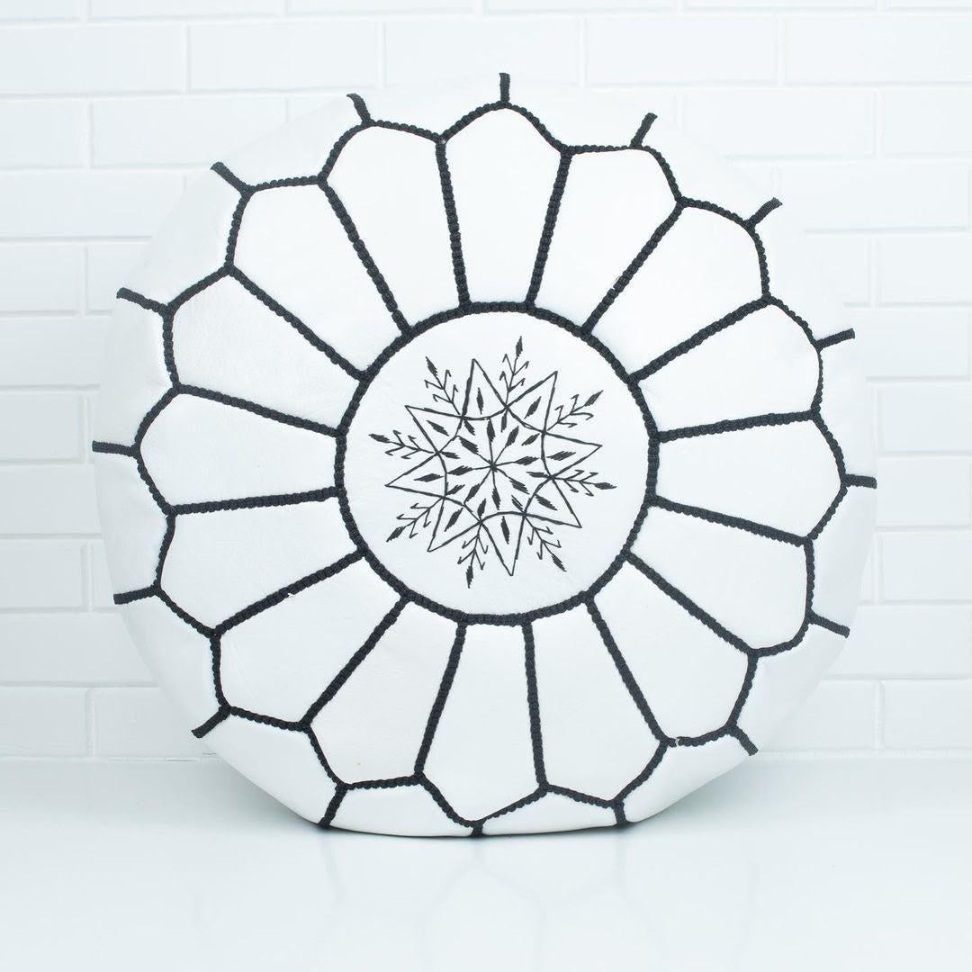 Pouf Brodé en Cuir – Blanc, fil noir - SAFIA RUGS