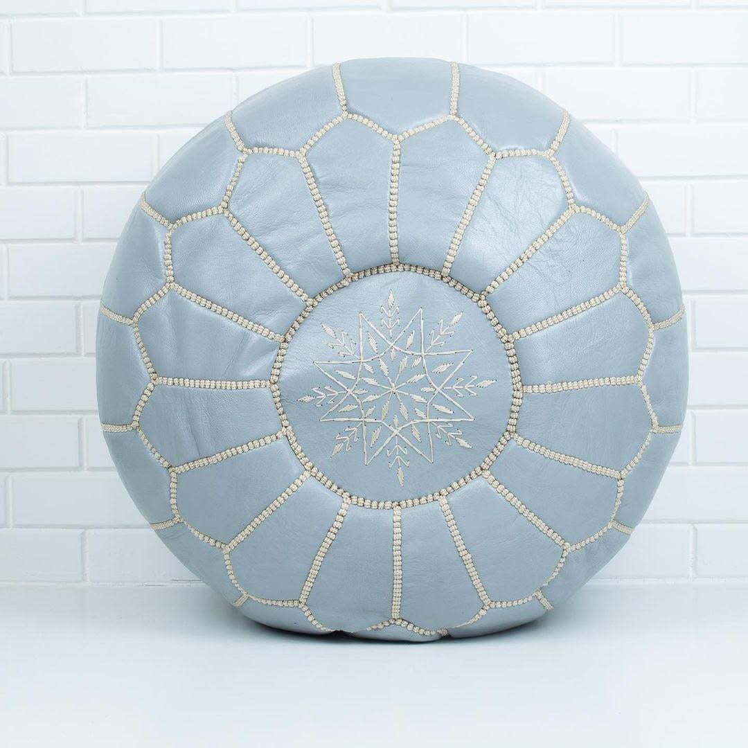 Pouf Brodé en Cuir – Gris perle - SAFIA RUGS