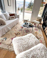 Tapis Azilal coloré dans un salon lumineux – vue 1 | Safia Rugs