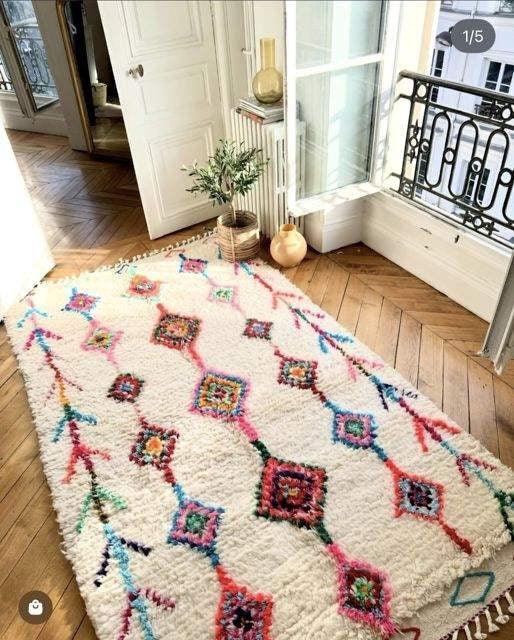 Tapis Azilal coloré dans un salon lumineux – vue 2 | Safia Rugs