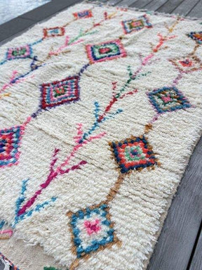 Tapis Azilal coloré dans un salon lumineux – vue 3 | Safia Rugs