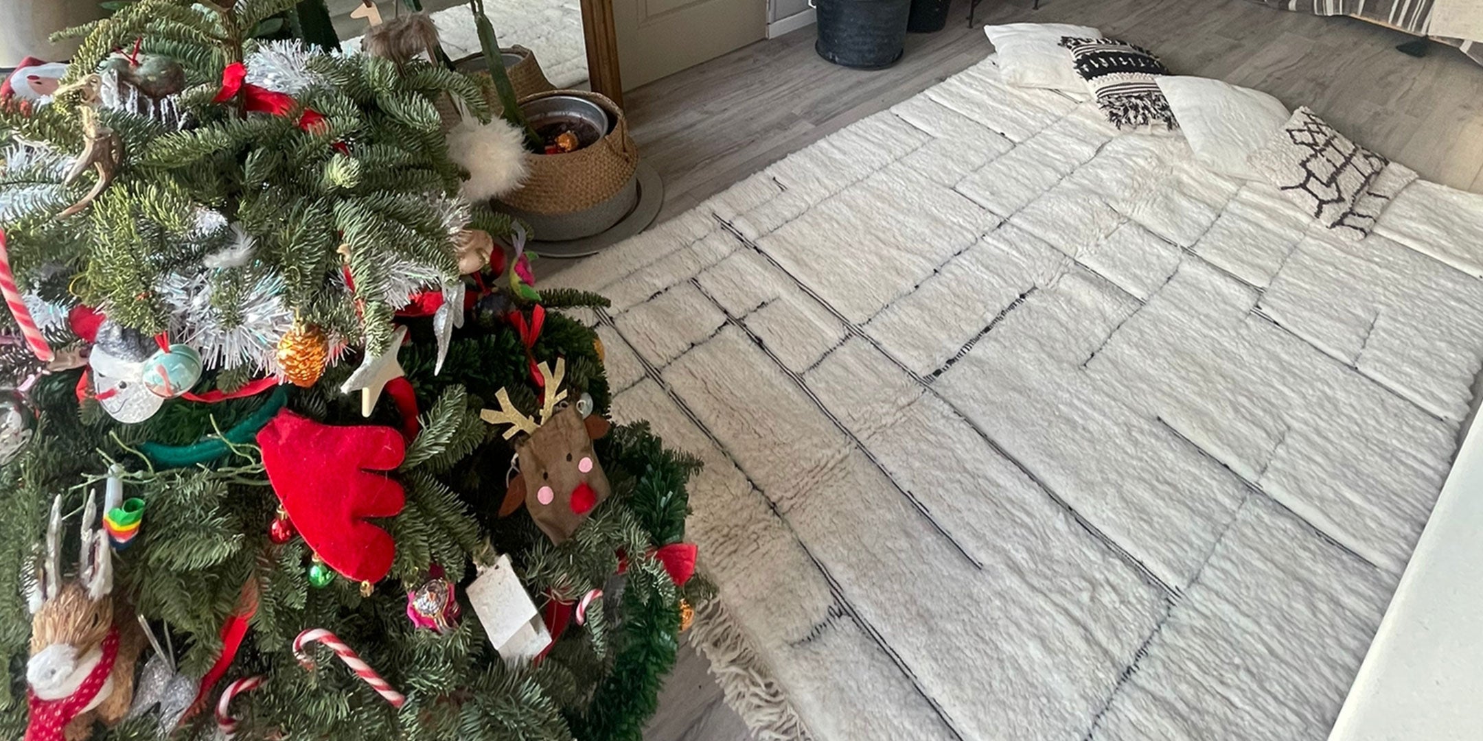 Un tapis Beni Ouarain avec un sapin de Noël
