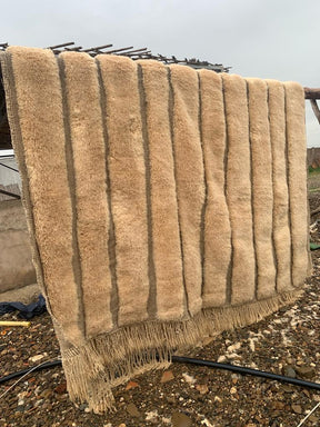Tapis berbère Mrirt beige à rayures en relief – vue 1 | Safia Rugs