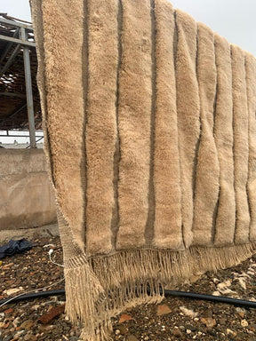 Tapis berbère Mrirt beige à rayures en relief – vue 2 | Safia Rugs