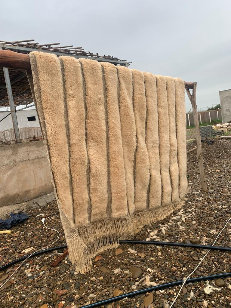 Tapis berbère Mrirt beige à rayures en relief – vue 3 | Safia Rugs