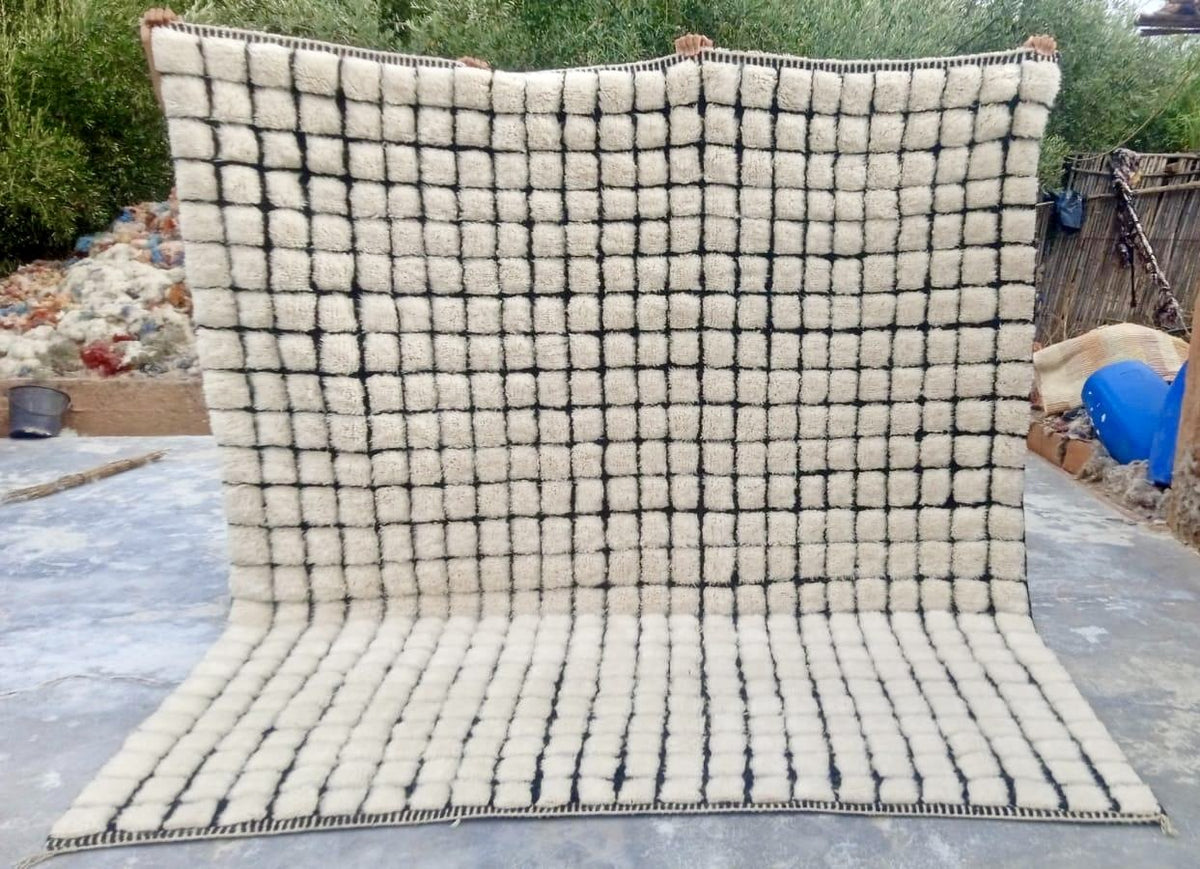 Tapis berbère Mrirt blanc à carreaux noirs, noué main – vue 1 | Safia Rugs
