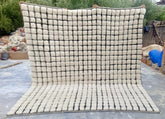 Tapis berbère Mrirt blanc à carreaux noirs, noué main – vue 1 | Safia Rugs