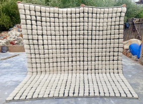 Tapis berbère Mrirt blanc à carreaux noirs, noué main – vue 1 | Safia Rugs