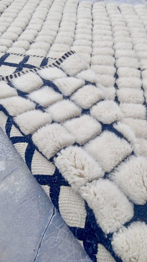 Tapis berbère Mrirt blanc à carreaux noirs, noué main – vue 2 | Safia Rugs