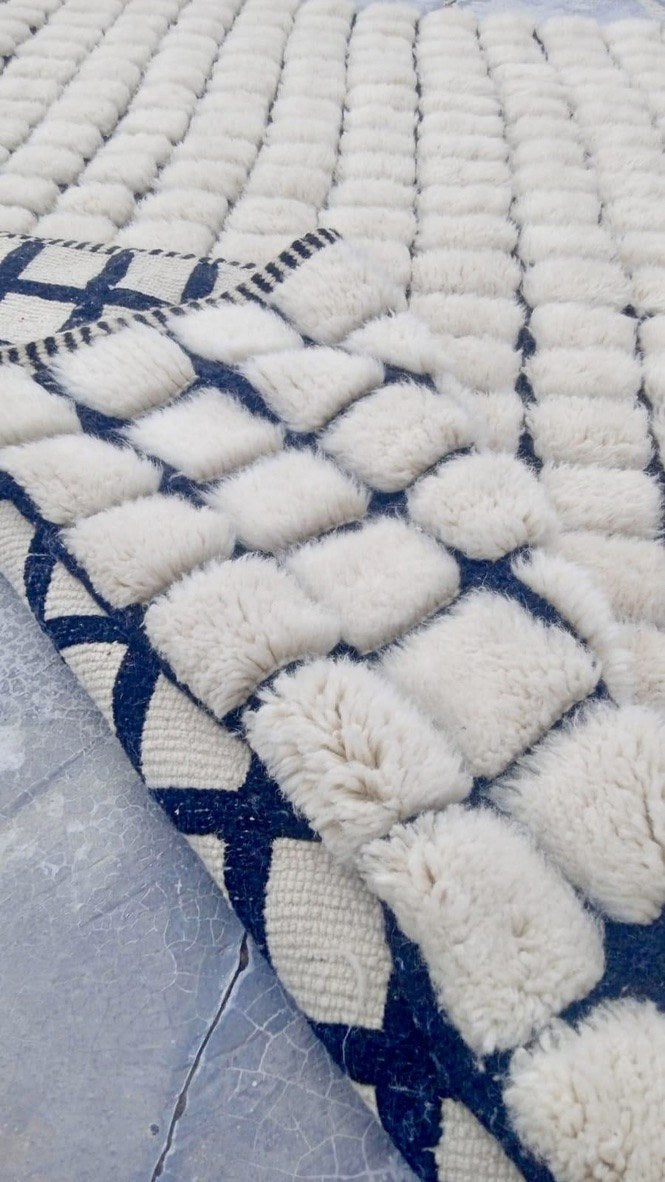 Tapis berbère Mrirt blanc à carreaux noirs, noué main – vue 2 | Safia Rugs