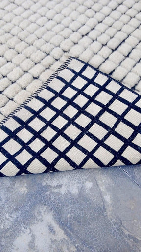 Tapis berbère Mrirt blanc à carreaux noirs, noué main – vue 3 | Safia Rugs