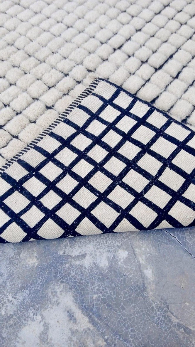 Tapis berbère Mrirt blanc à carreaux noirs, noué main – vue 3 | Safia Rugs