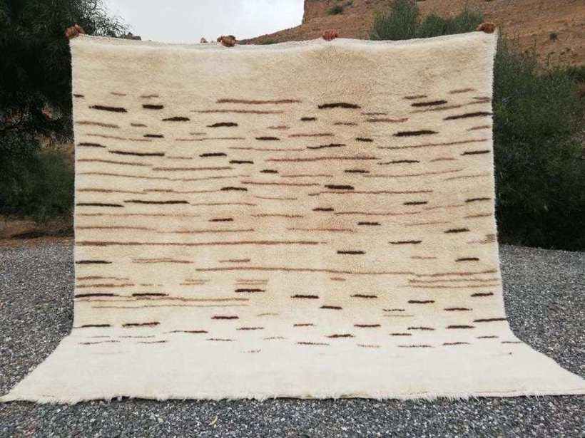 Grand tapis berbère Mrirt blanc à traits bruns | Safia Rugs